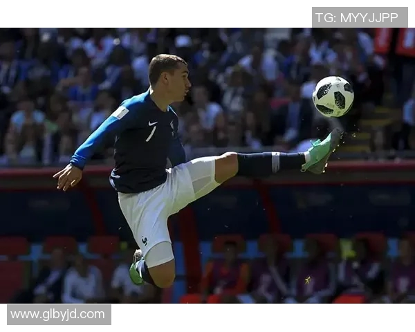 足球球星带球起步技巧解析 如何通过精准运球突破防线实现进攻威胁